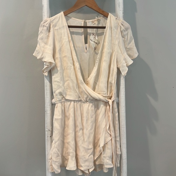 HEM & Thread nwt cream wrap ruffle tie belt romper size small - Picture 2 of 12